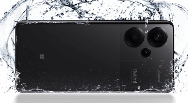 Xiaomi Redmi Note 13 Pro Plus waar water overheen valt
