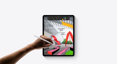 Een hand met Apple Pencil dat tekent op het iPad Pro beeldscherm