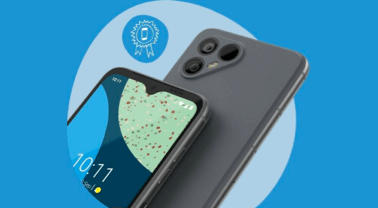 Een schuine close-up van de voor- en achterkant van de Fairphone 4 op een blauwe achtergrond