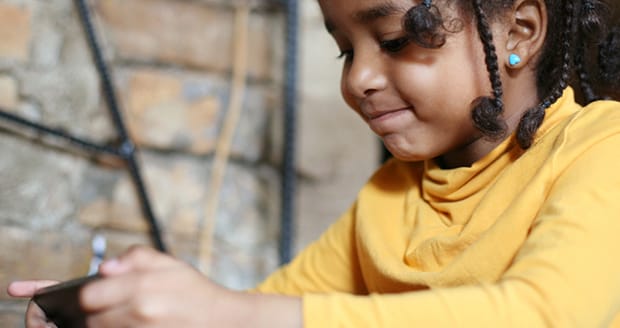 kind met telefoon kind met telefoon