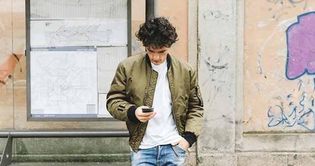 man met mobiel in hand man met mobiel in hand