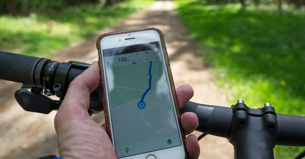 Mobiele telefoon gebruiken op de fiets.