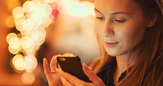 vrouw met telefoon vrouw met telefoon