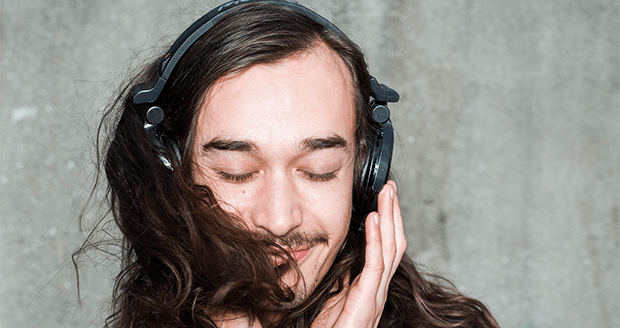 Man luistert muziek via zijn telefoon Man luistert muziek via zijn telefoon