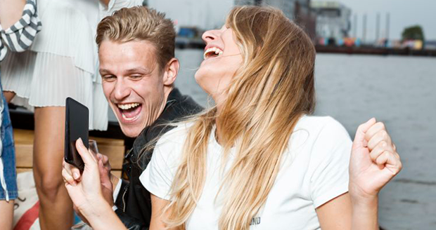 Lachen om siri grappen Lachen om siri grappen