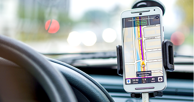 Met een routeapp in de auto vermijd je files en flitsers Met een routeapp in de auto vermijd je files en flitsers