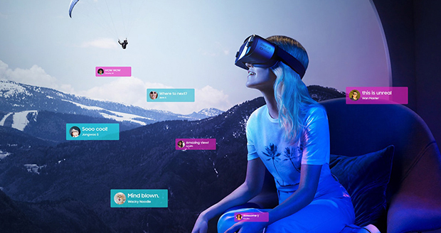 Vrouw zit met een VR-bril op de bank. Vrouw zit met een VR-bril op de bank.