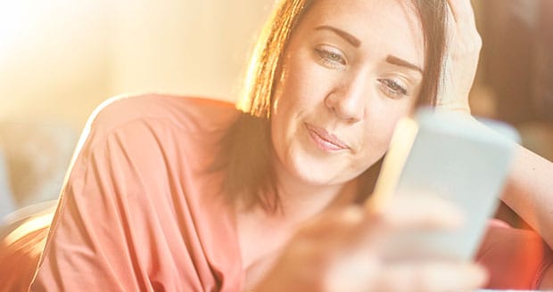 Vrouw kijkt op haar telefoon. Vrouw kijkt op haar telefoon.