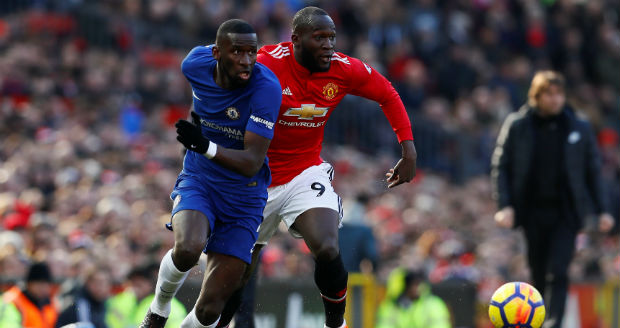 Voetballers uit de Engelse Premier League strijden om de bal Voetballers uit de Engelse Premier League strijden om de bal